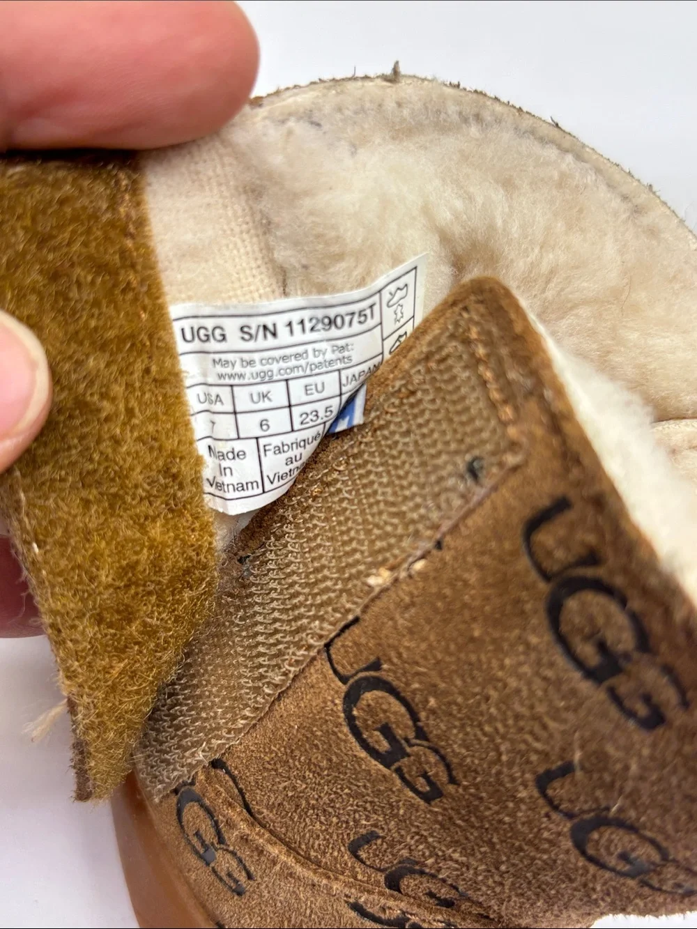 UGG Kids Chestnut Logo Classic Short Boots, SZ 7 for baby, box 73